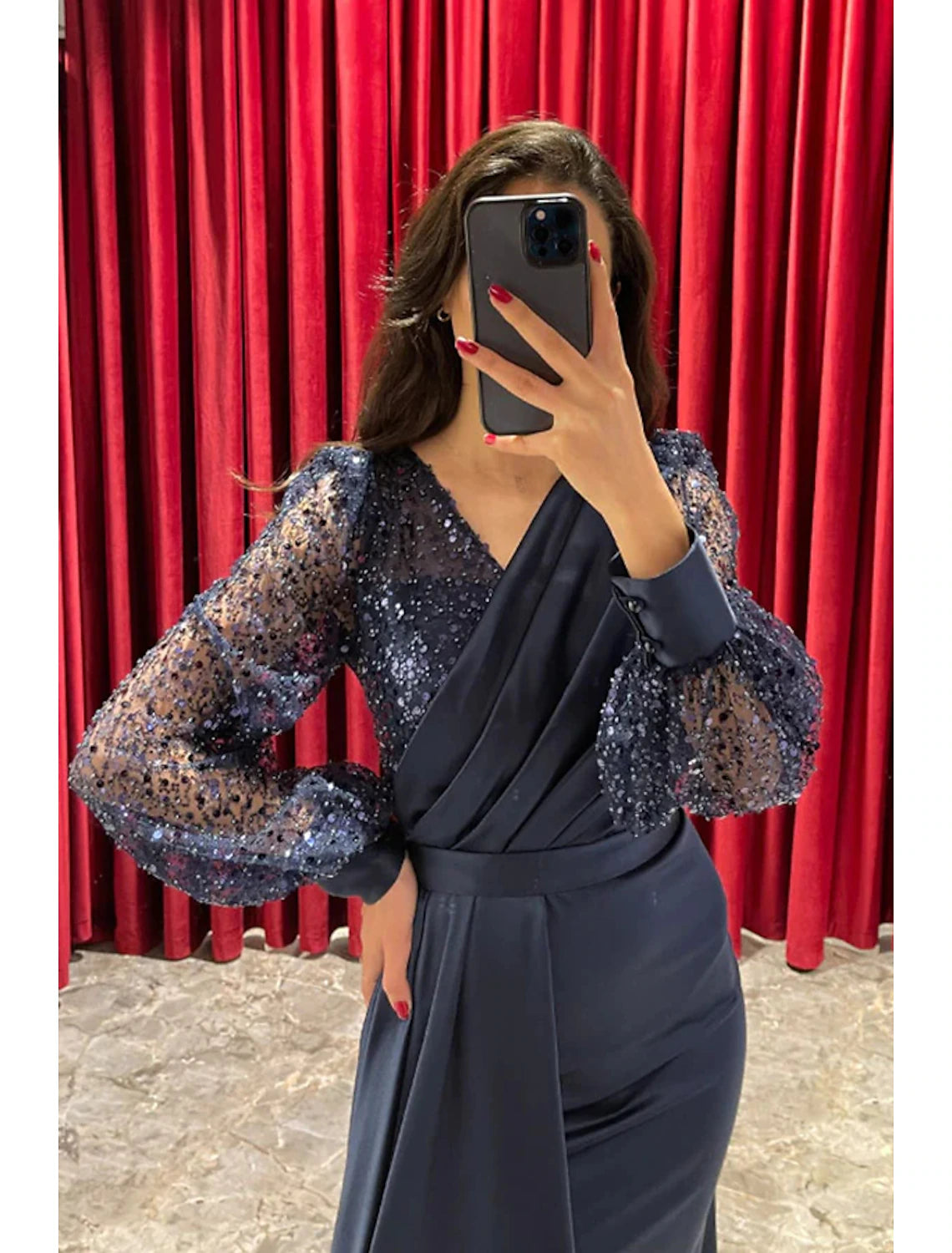 Abito da sera a trapezio, scintillante e brillante, formale, autunnale, con strascico a ruota, manica lunga, scollo a V, paillettes e pieghe glitterate